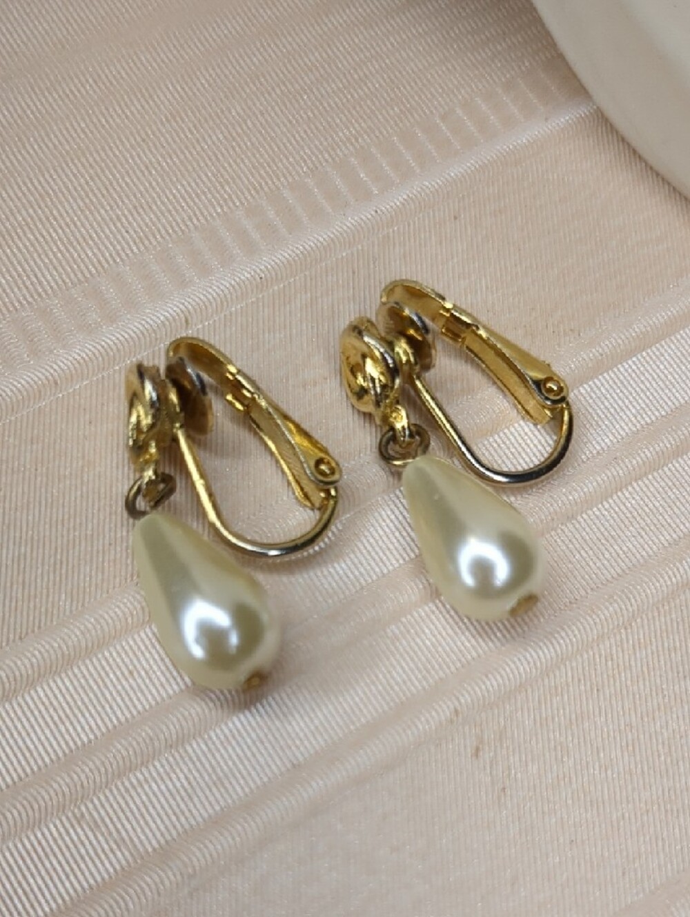 Vintage Pearl Drop Earrings Gold Rose Baroque Clip-on Mid Century - Picture 4 of 8